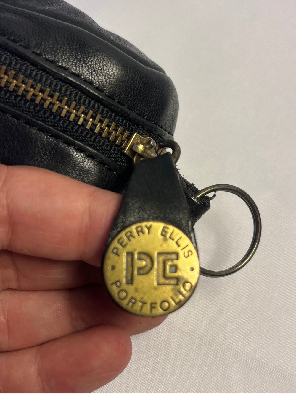 Perry Ellis Portfolio Vintage Black Leather Coin Purse Key Ring Case Medallion